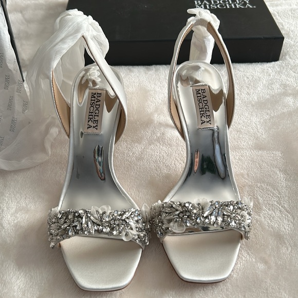 New Badgley Mischka Bobbie Bow Strap White Satin Crystal Heels Size 6 - Picture 4 of 10